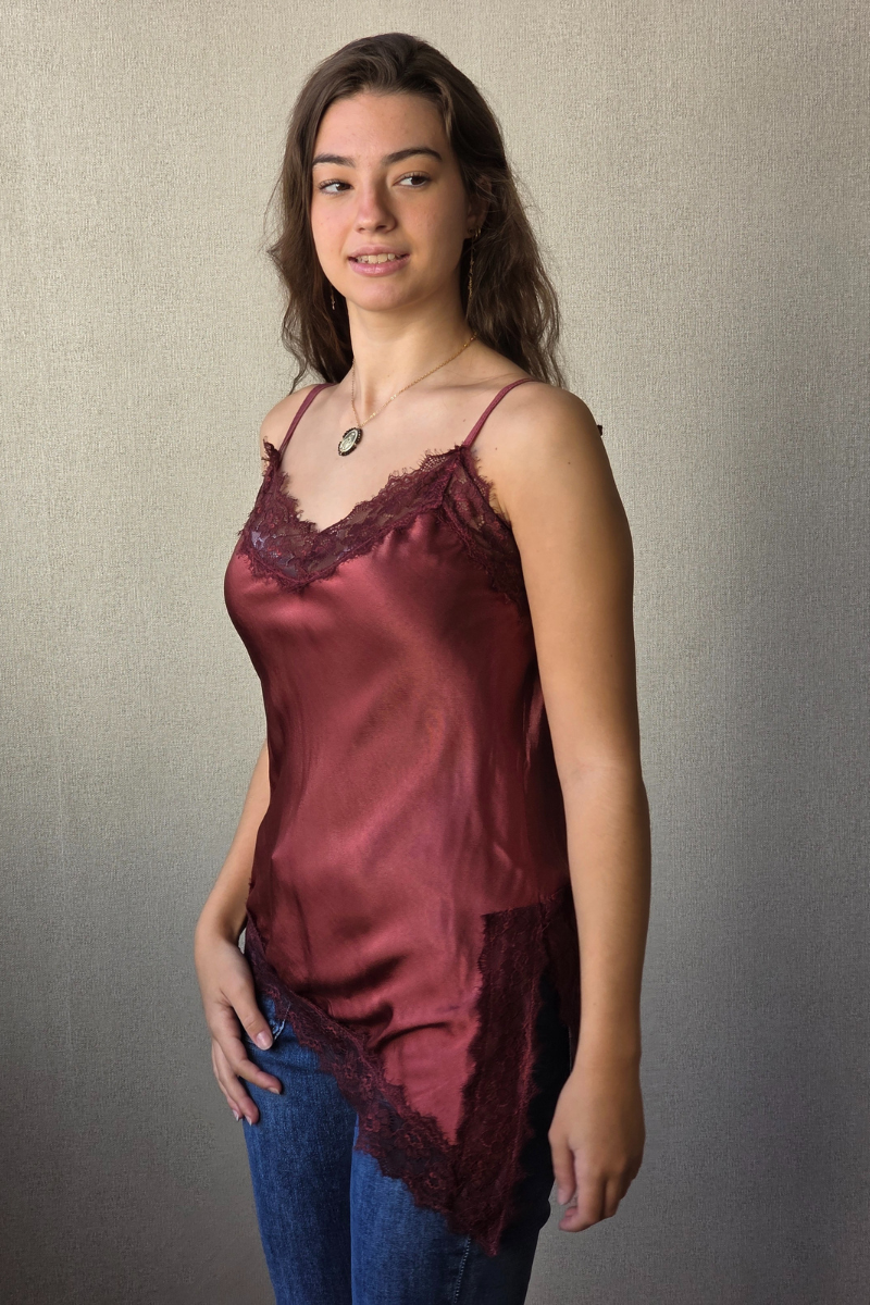 Top satinado de encaje bajo asimétrico granate