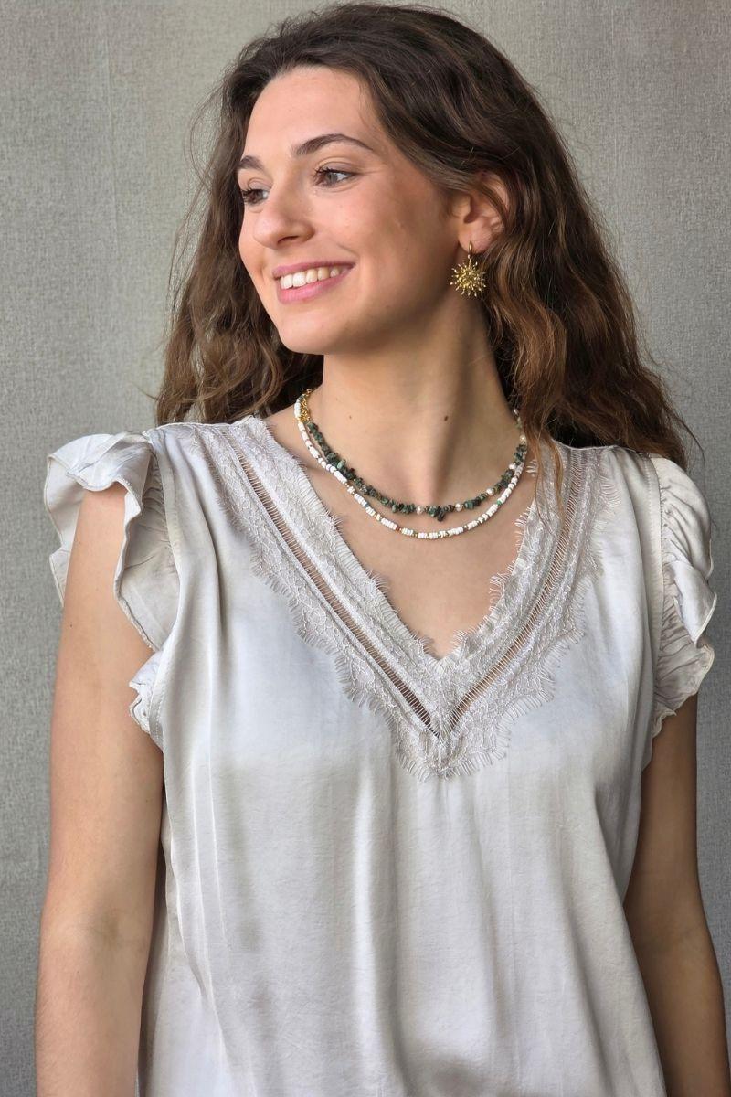 Blusa beige raso con puntilla y volante en la manga