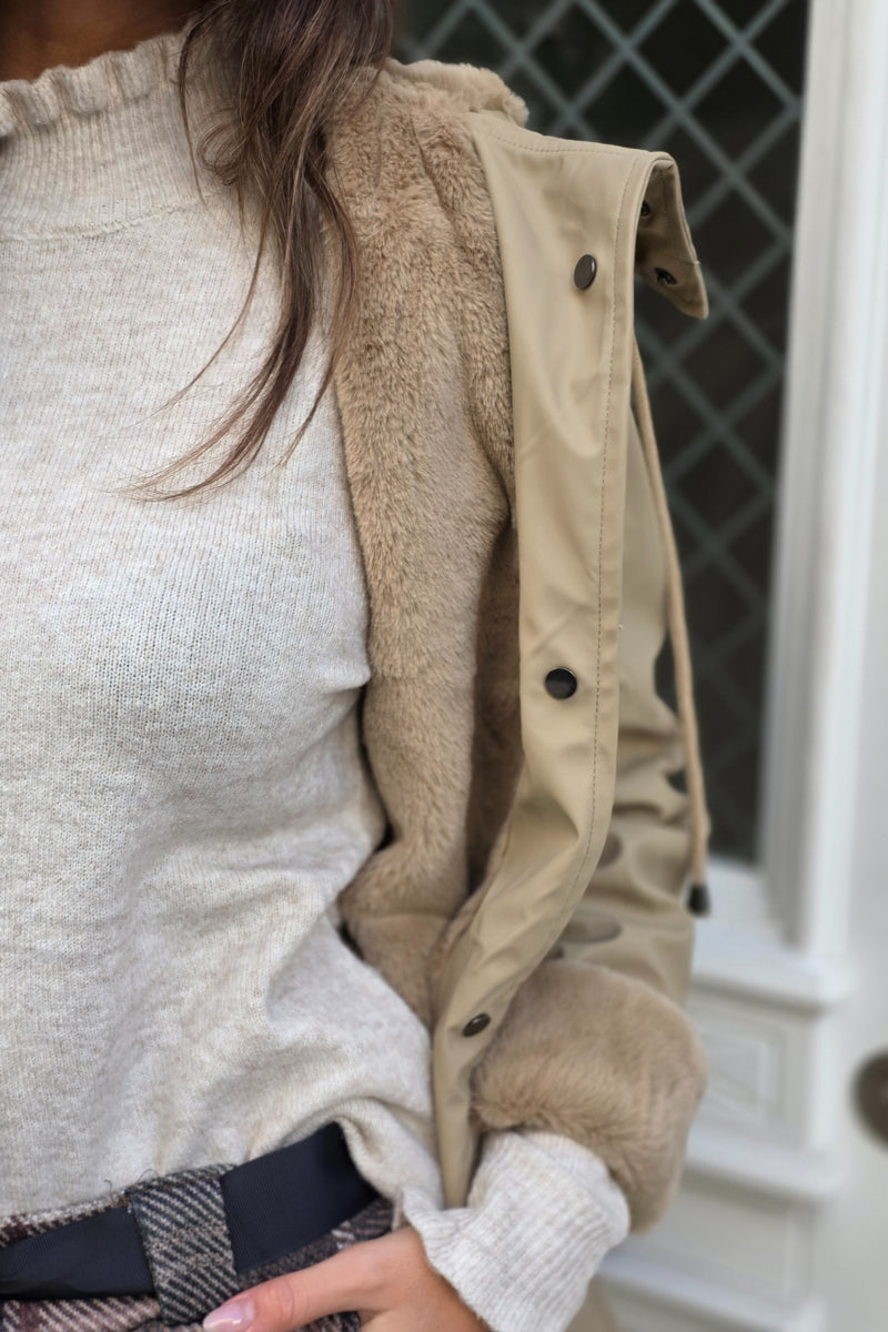 Chaquetón capucha forro peluche beige