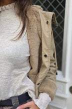 Chaquetón capucha forro peluche beige