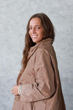 Parka tipo chubasquero camel