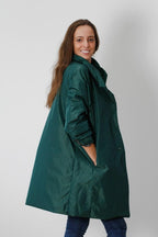Parka larga tipo chubasquero verde botella