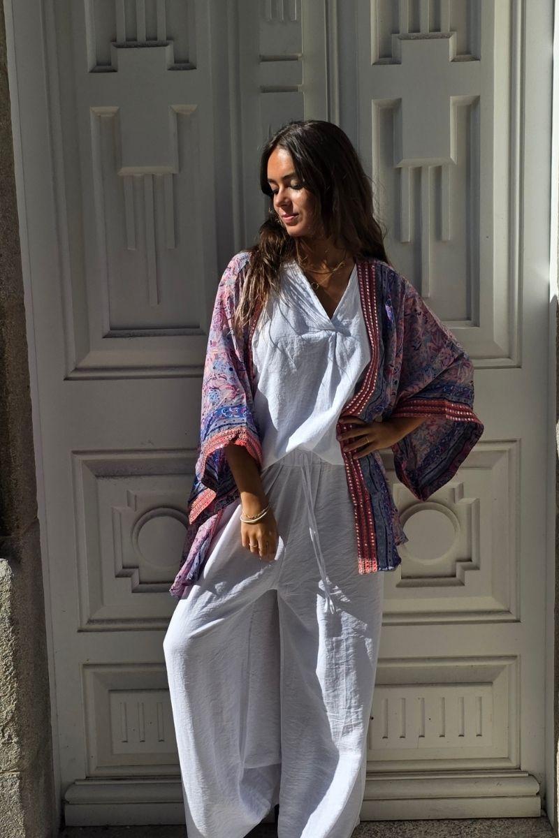Kimono corto estampado rematado con espejitos rosa y azulón