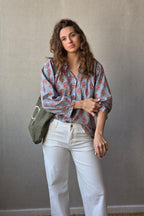 Camisa estampada de flores azul jean