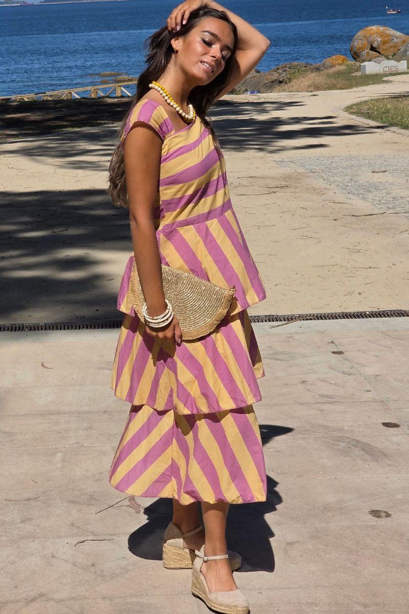 Vestidos con cortes y volantes amarillo