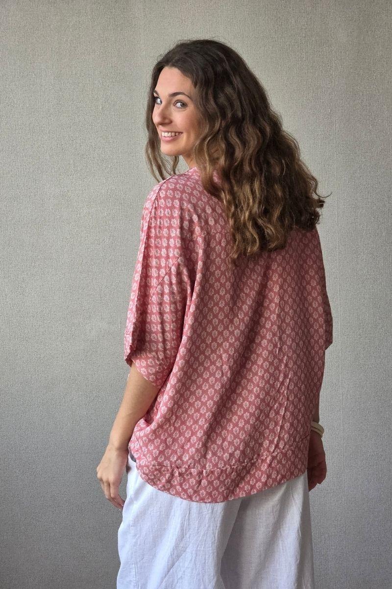 Blusón oversize estampado de flores rosa