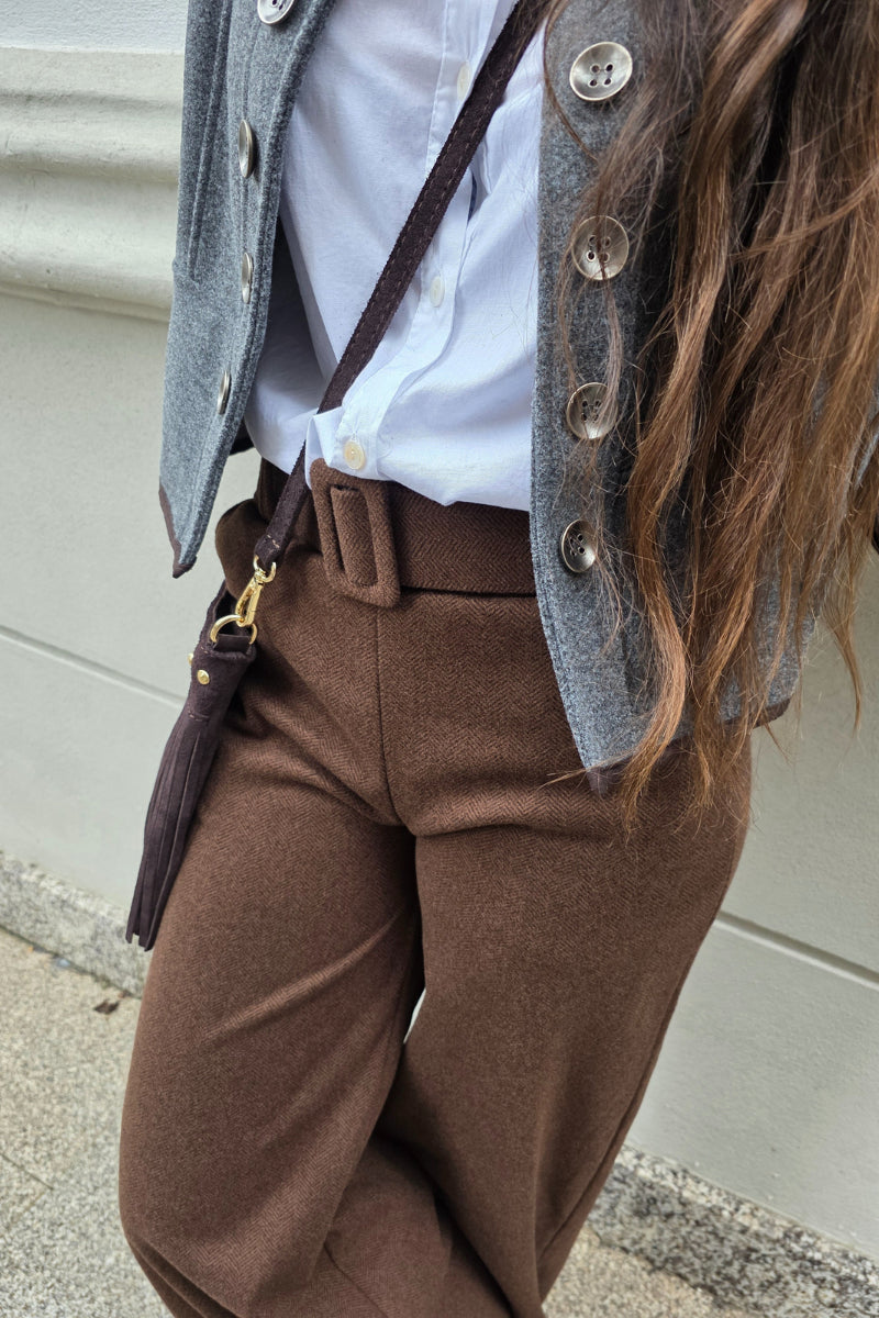 Pantalón espiguilla con cinturón a juego marrón
