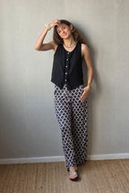 Pantalón estampado fuego con bolsillos negro