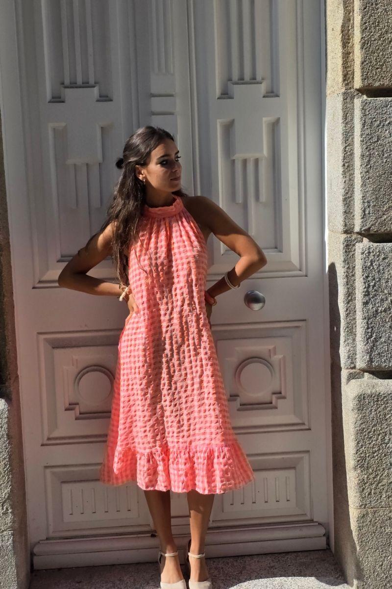 Vestido cuello halter de cuadros naranja flúor