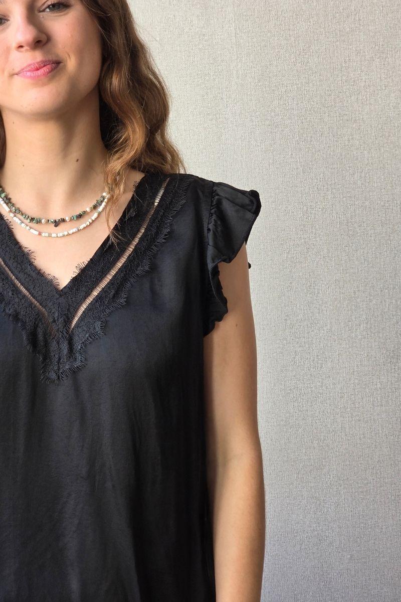 Blusa negro raso con puntilla y volante en la manga