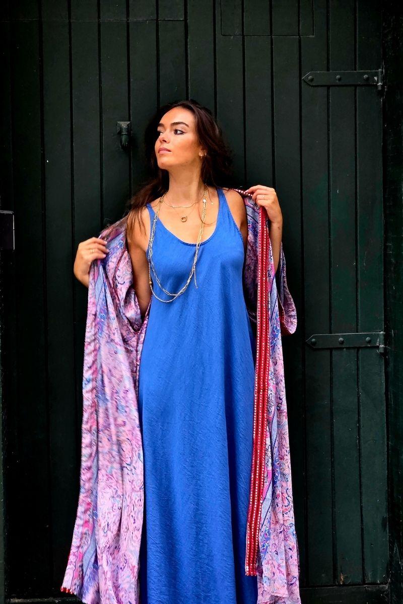 Kimono largo estampado rematado con espejitos tonos lila y azulón