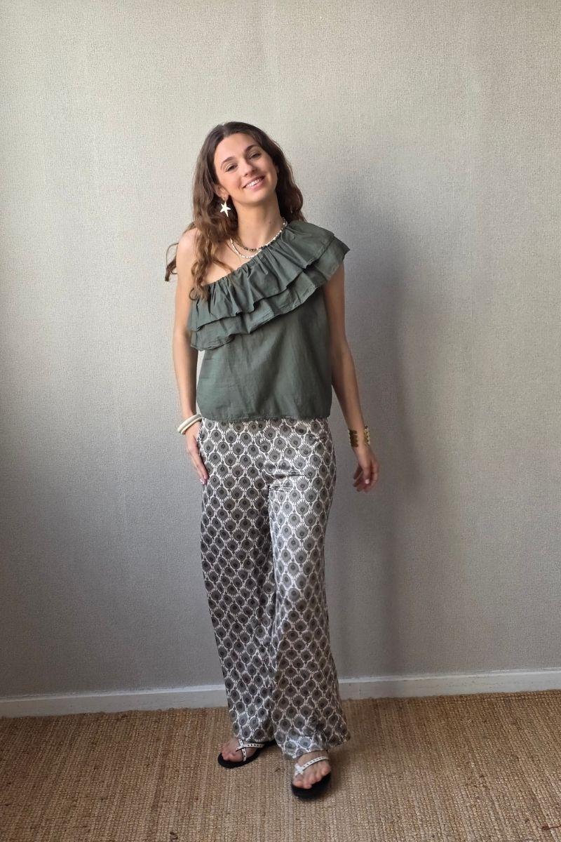 Pantalón estampado fuego con bolsillos caqui