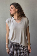 Jersey cuello pico punto frío con detalle de corazón beige