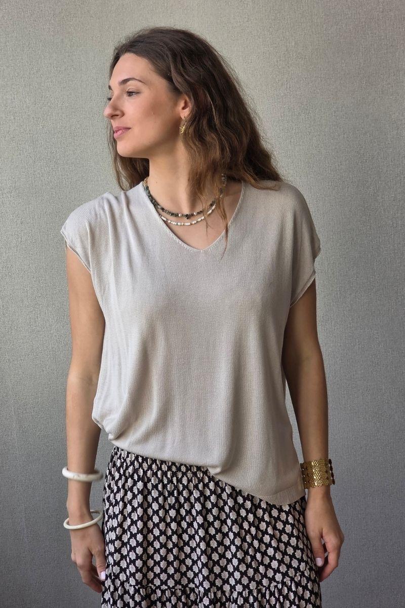 Jersey cuello pico punto frío con detalle de corazón beige