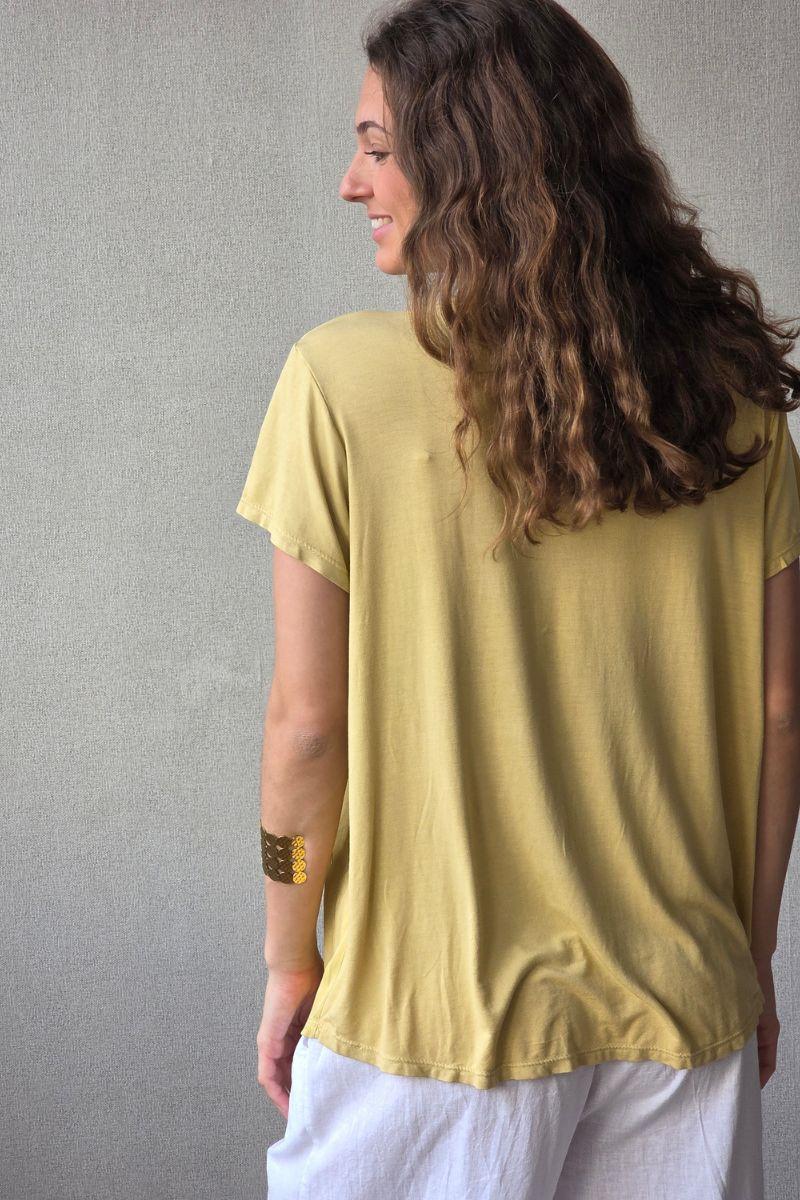 Blusa de seda con tres botones amarilla