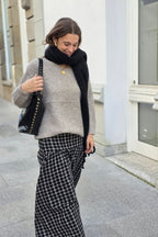 Falda larga de cuadros corte cadera negra