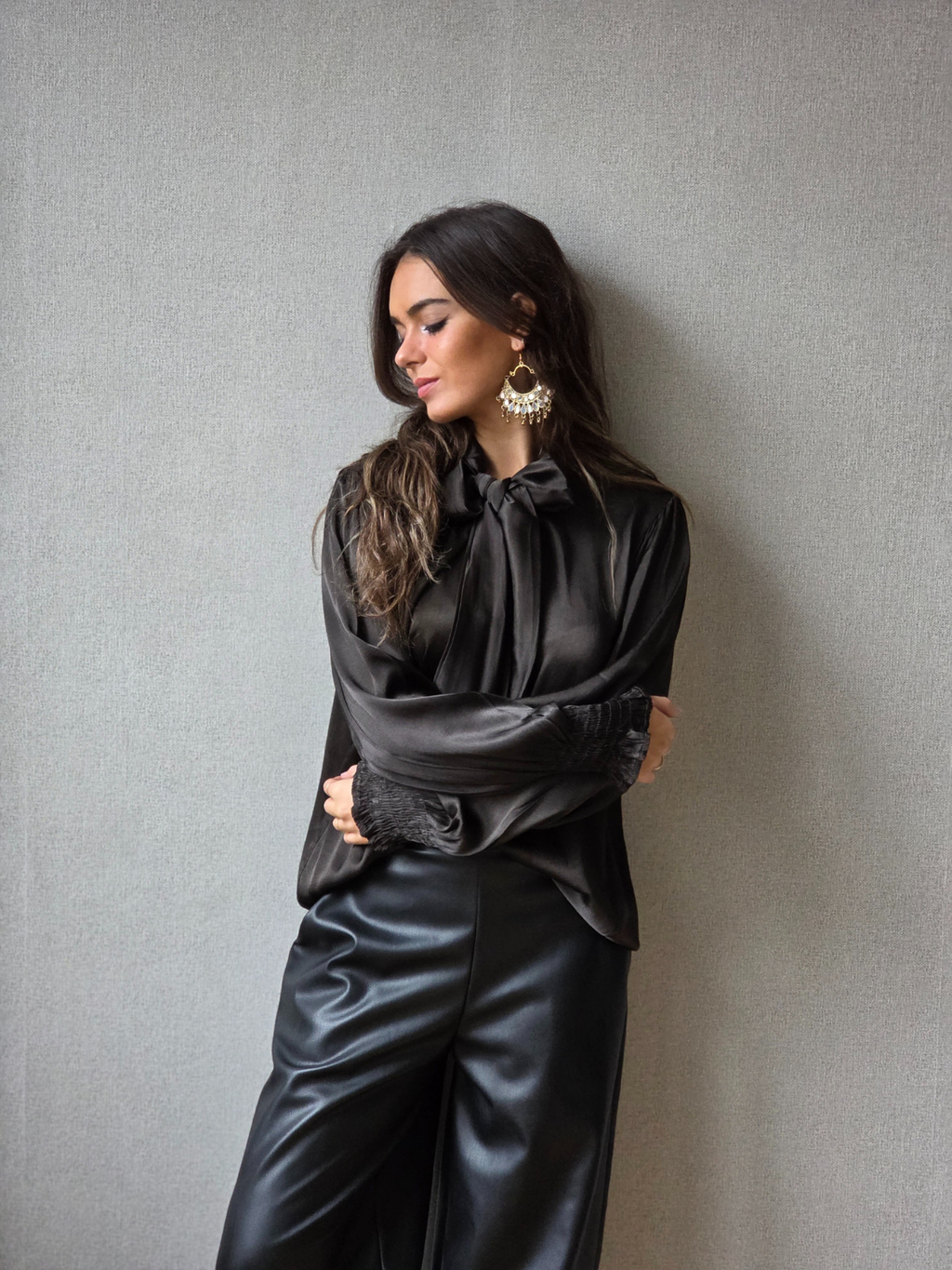 Blusa tipo raso con lazo marrón chocolate