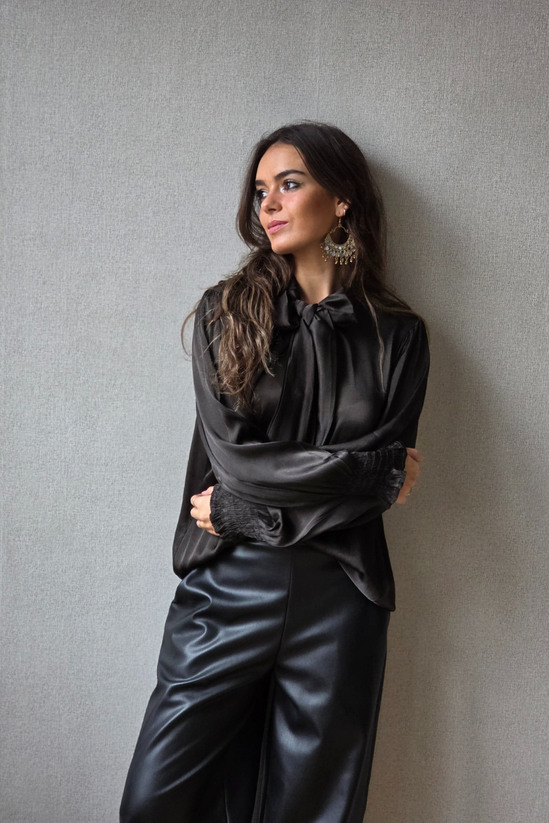 Blusa tipo raso con lazo marrón chocolate