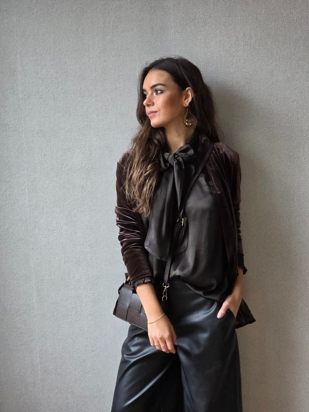 Blusa tipo raso con lazo marrón chocolate