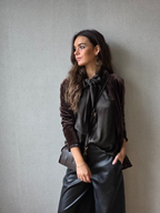 Blusa tipo raso con lazo marrón chocolate