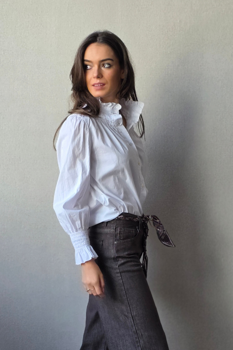 Camisa de cuello alto fruncido con volante blanca