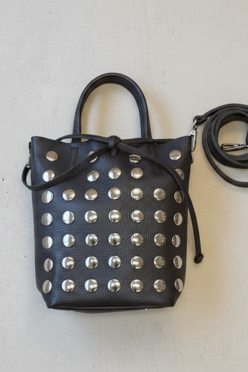 Bolso chocolate tipo cubo de piel con tachas