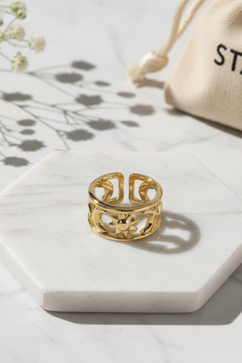 Anillo dorado de acero estrella, lunas y sol