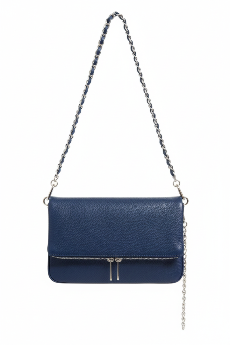 Bolso de piel azul con dos cadenas