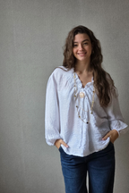 Blusa cuello pico tela arrugada blanca