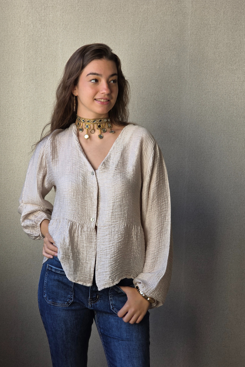 Blusa fluida cuello pico beige