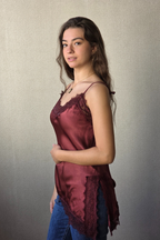 Top satinado de encaje bajo asimétrico granate