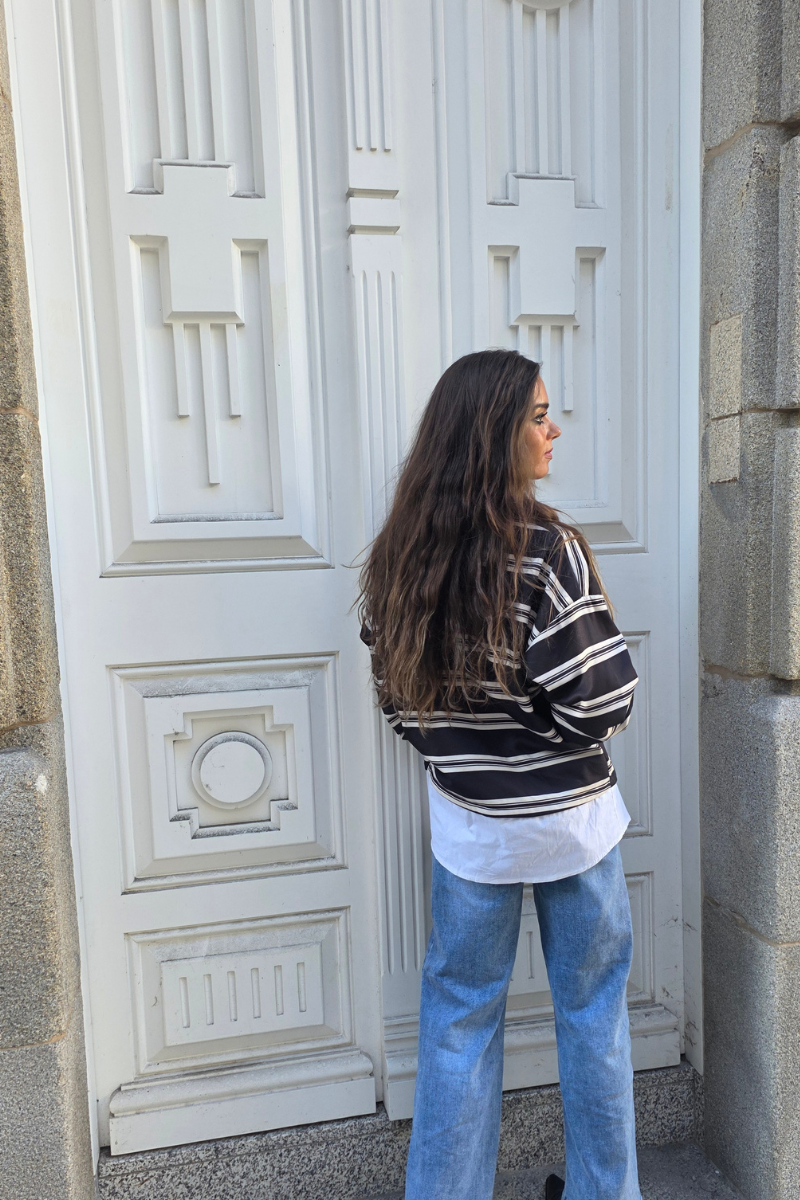 Jersey de rayas negras y blancas con detalle de camisa falsa