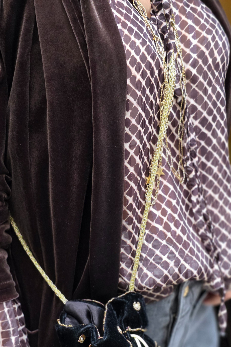 Blusa gasa estampado con brillos marrón chocolate