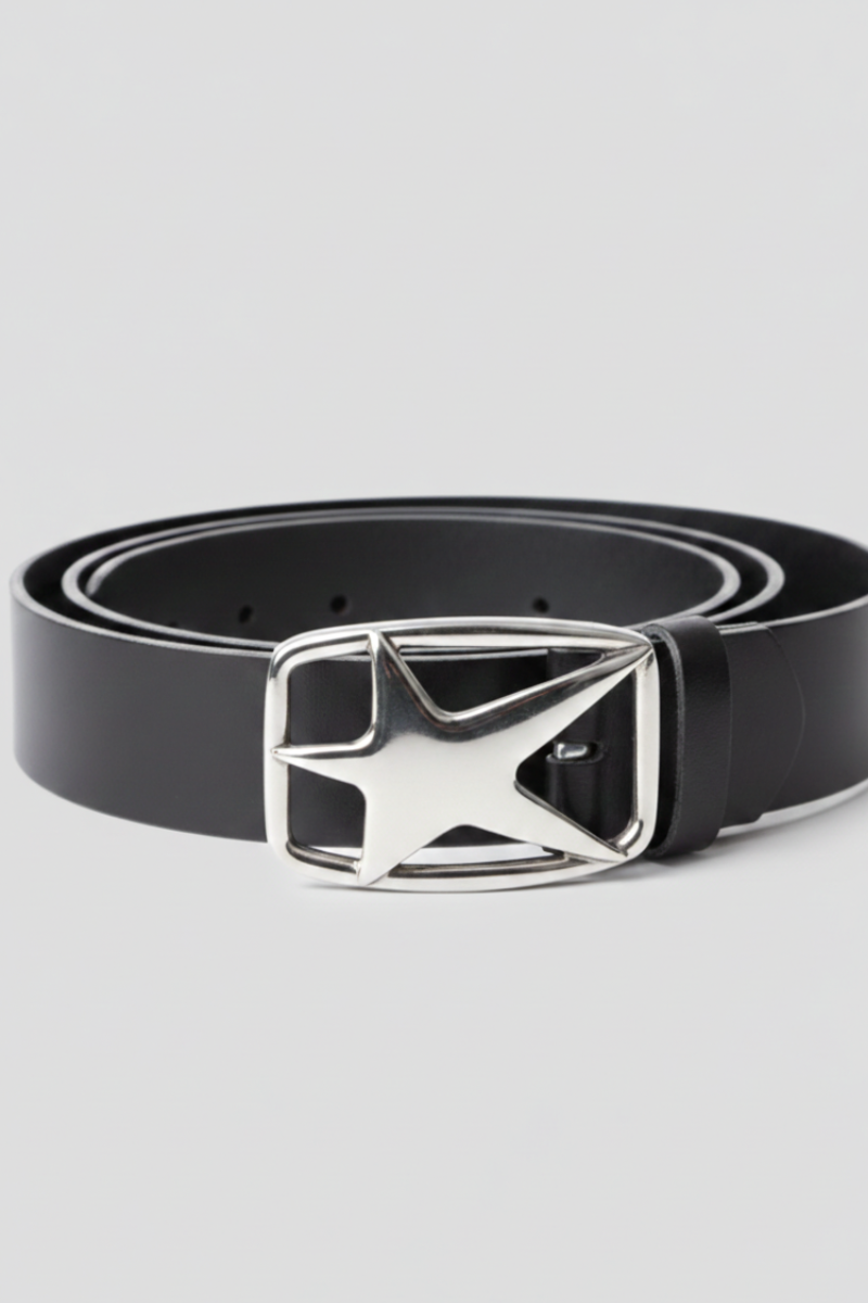 Cinturón de piel negro con hebilla de estrella plateada