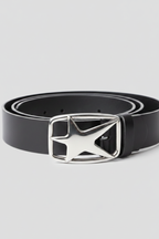 Cinturón de piel negro con hebilla de estrella plateada