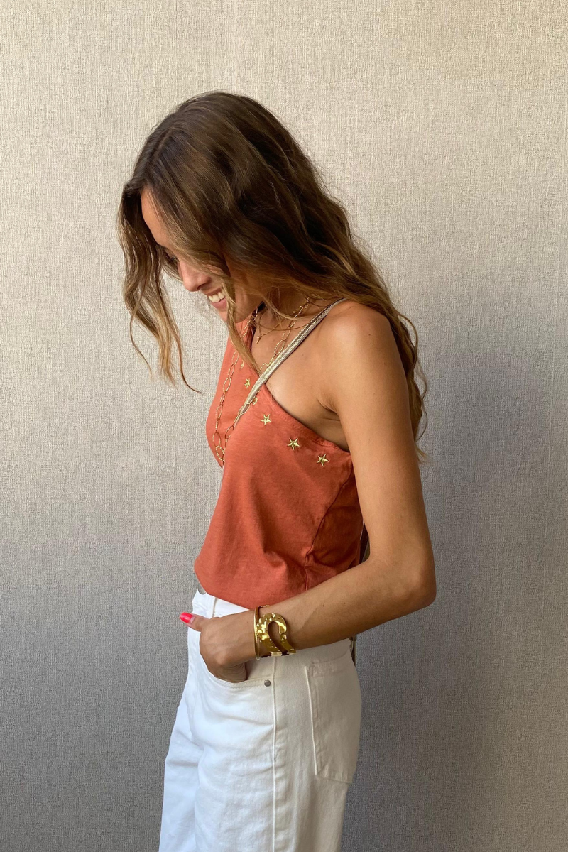 Top asimétrico con estrellas caldero