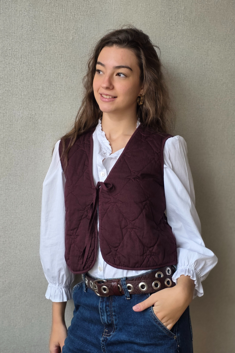 Chaleco acolchado con estrellas granate