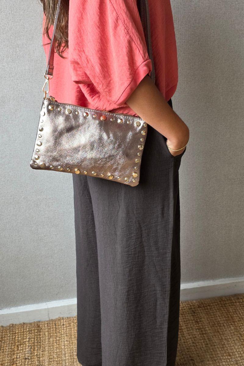 Bolso de piel tipo sobre con tachas cobre