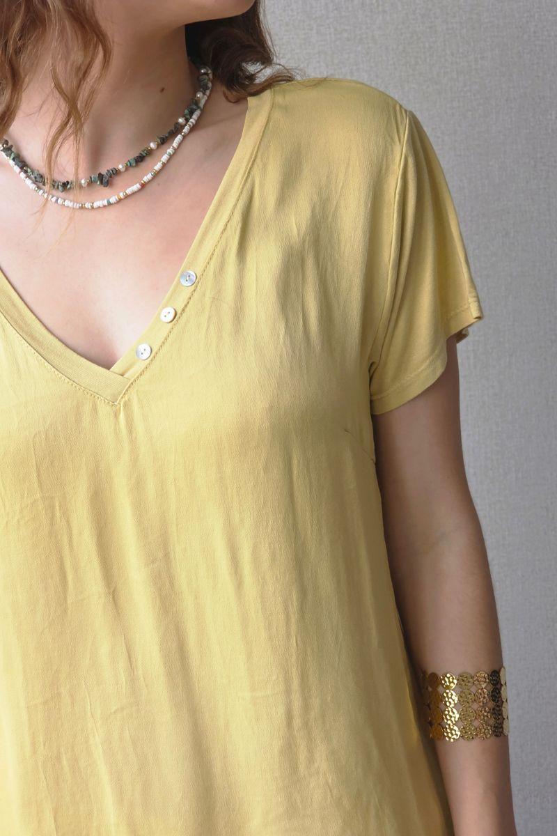 Blusa de seda con tres botones amarilla