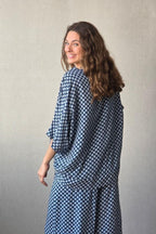 Blusón oversize estampado de flores azul marino