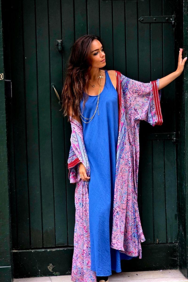 Kimono largo estampado rematado con espejitos tonos lila y azulón