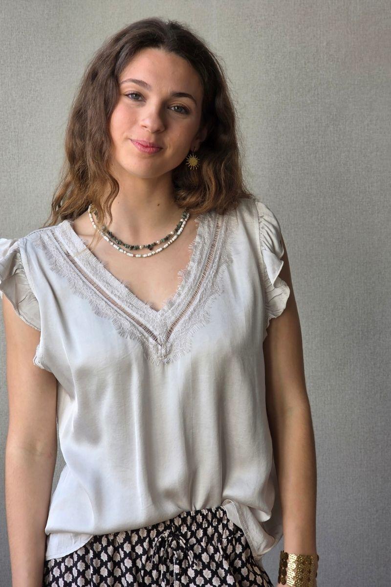 Blusa beige raso con puntilla y volante en la manga