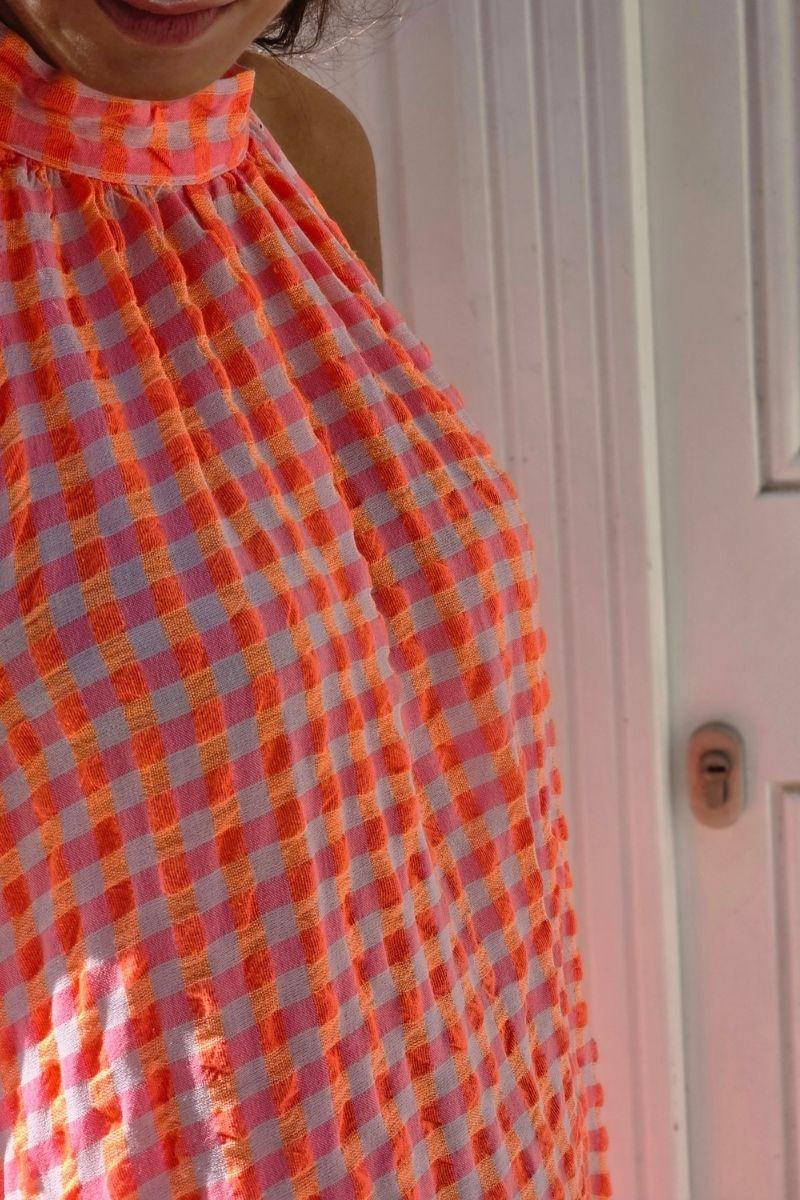 Vestido cuello halter de cuadros naranja flúor