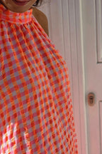 Vestido cuello halter de cuadros naranja flúor