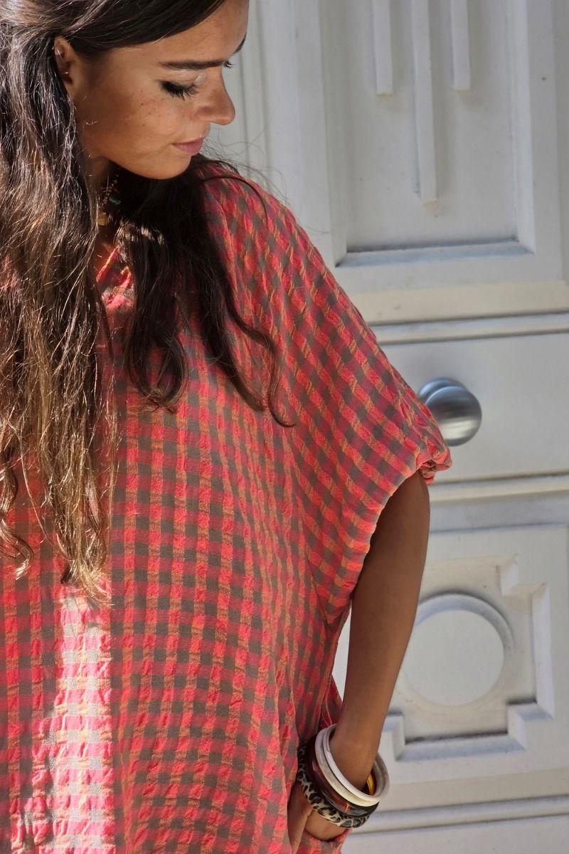Vestido cuello pico de cuadros coral