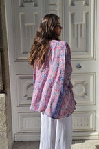 Kimono corto estampado rematado con espejitos rosa y azulón