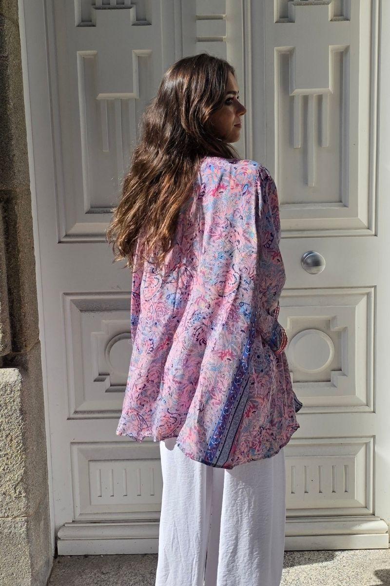 Kimono corto estampado rematado con espejitos rosa y azulón