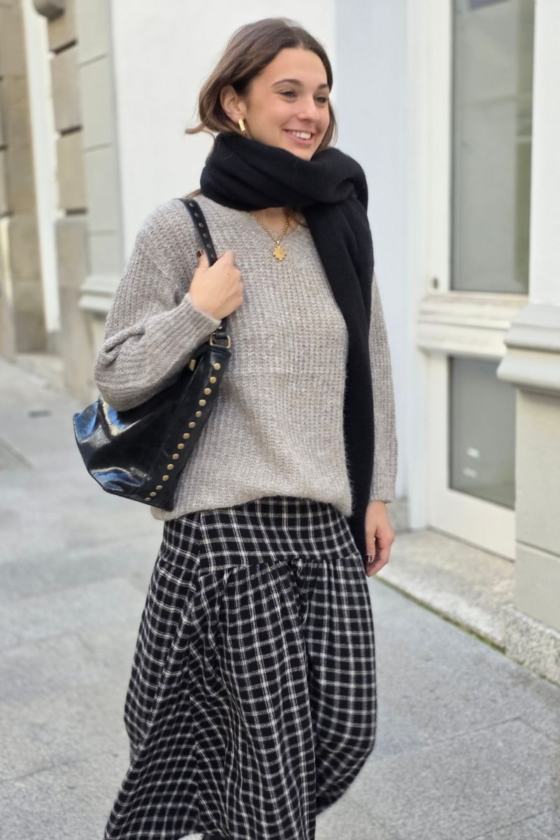 Falda larga de cuadros corte cadera negra