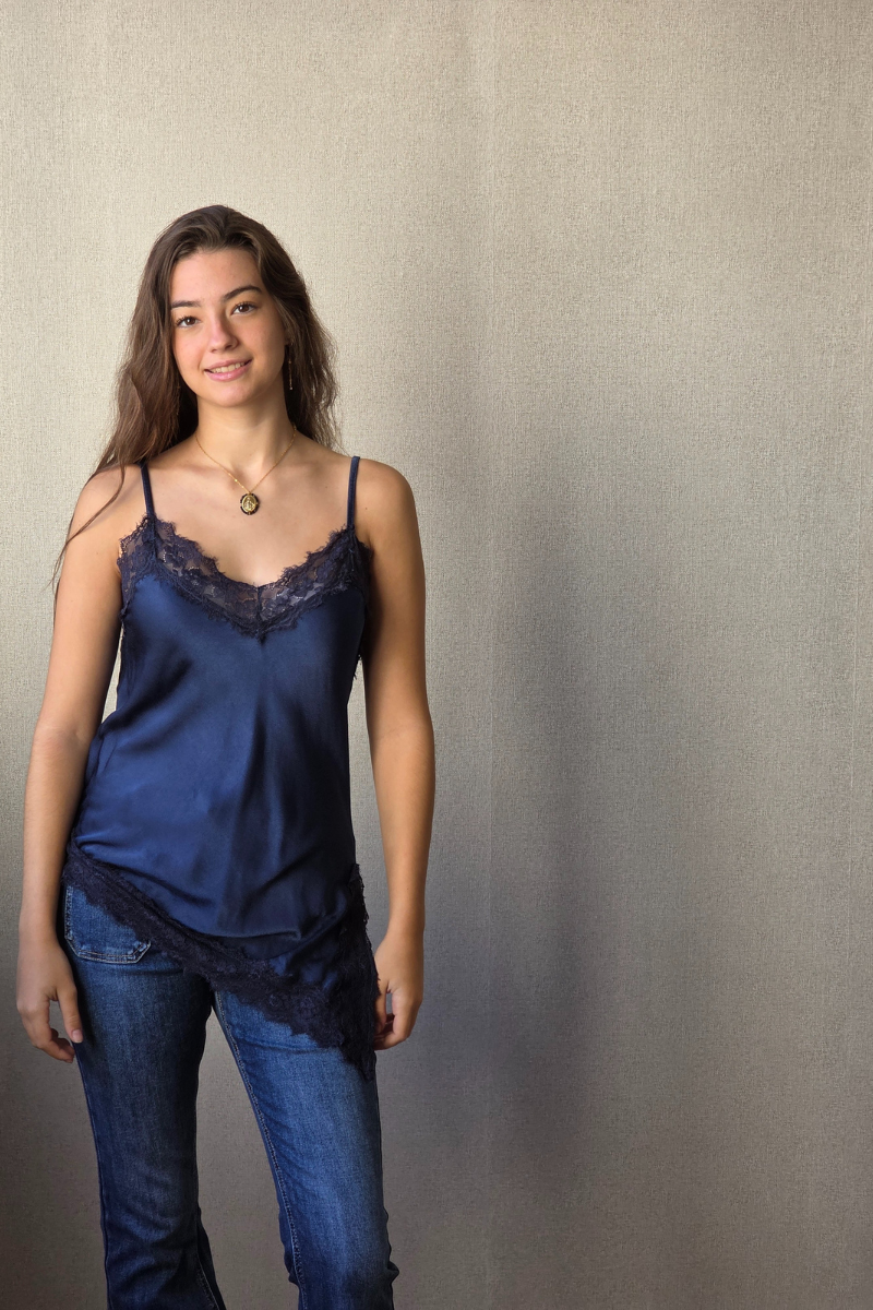 Top satinado con encaje bajo asimétrico azul marino
