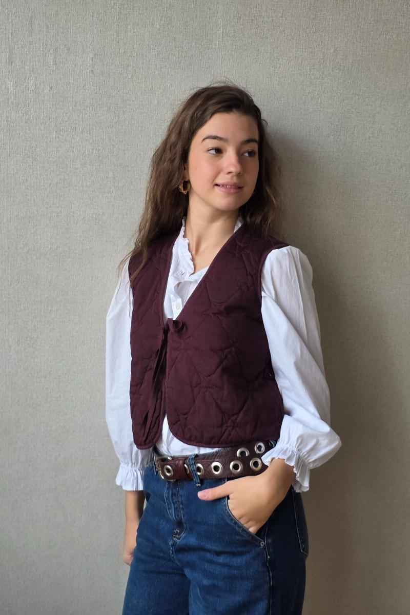 Chaleco acolchado con estrellas granate